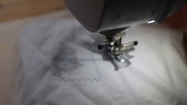 Возьмите кусочки ткани и сшейте их необычным способом