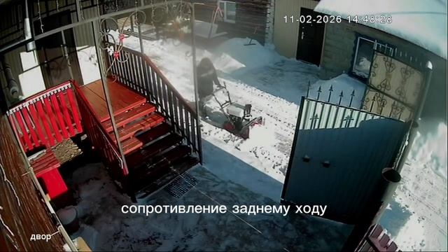 Снегоуборщик в работе