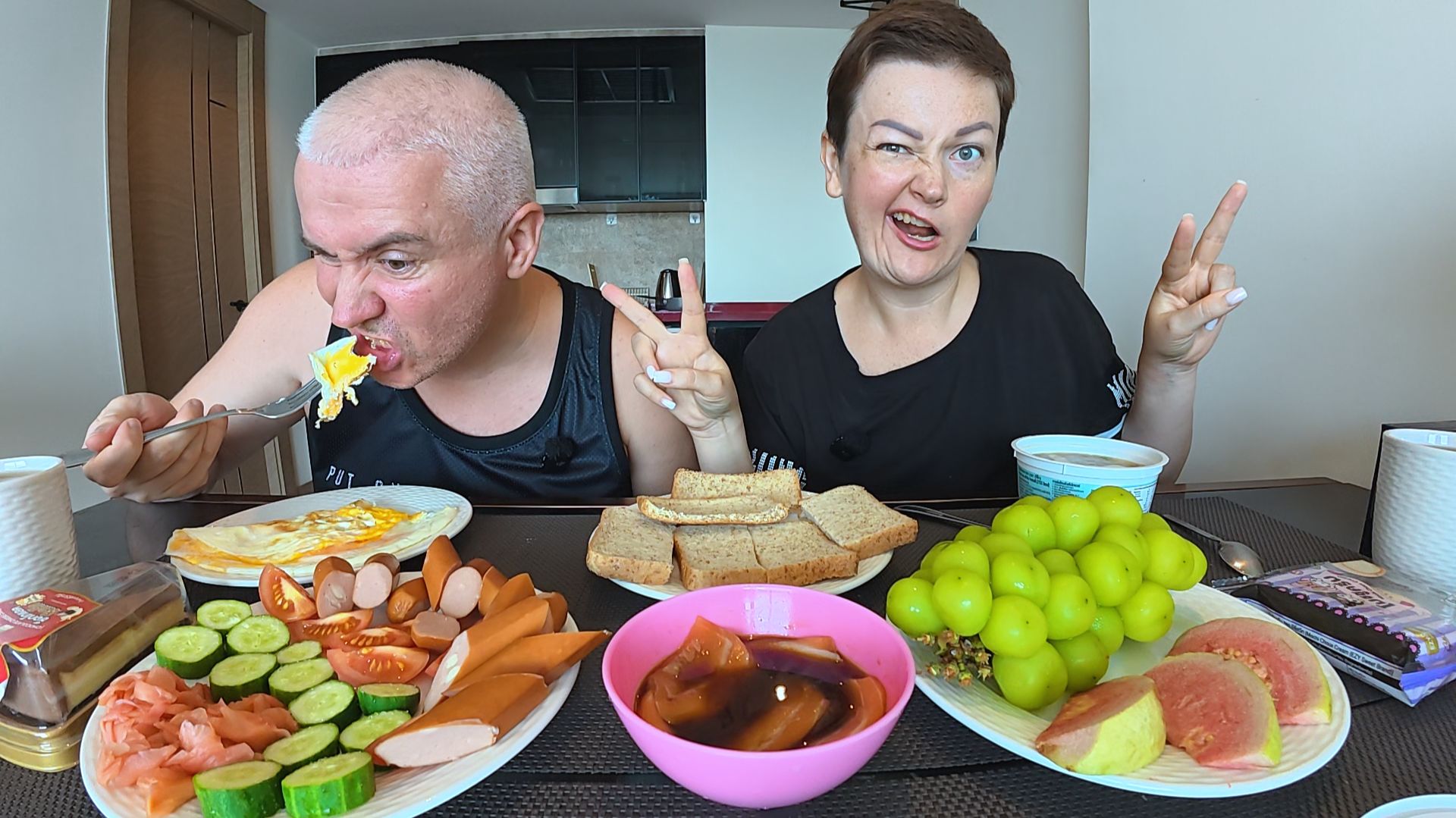 Мукбанг Вован ВЗРЫВАЕТ мне мозг перед ДОМОМ! ЭКОНОМИМ на всём! Семейный обед в Таиланде смотреть онлайн