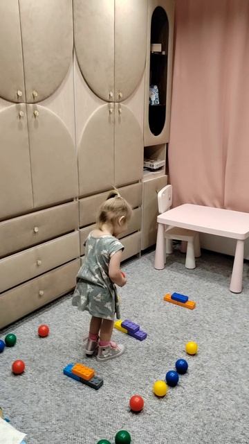 Арина проходит полосу препятствий