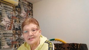 Раздаёт плюшки направо и налево всему медперсоналу