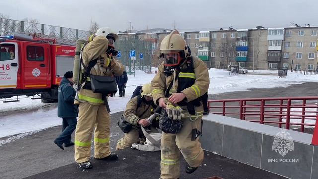 Камчатские пожарные тренировались в елизовском спорткомплексе