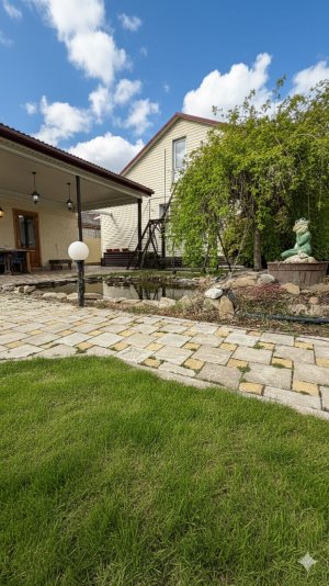 Уютный дом с ландшафтным участком, прудом и летней кухней