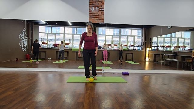 Гири и выравнивание таза для женщин. 25.02.26 тренировка с Любовью Жуковской смотреть онлайн