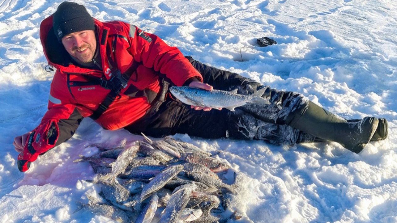 ЛЕСКА ЗВЕНИТ, РЫБА КЛЮЁТ, ЛОВЛЯ МИРНОЙ РЫБЫ НА МОРМЫШКУ, ГЛУХОЗИМЬЕ ЗАКАНЧИВАЕТСЯ, ВЕСНА ВСЁ БЛИЖЕ! смотреть онлайн