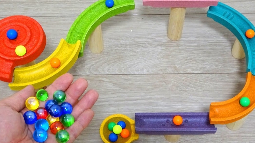 Скатываем разноцветнве шарик с горки в маленькую тару. Видео для детей. #дети #видеодлядетей смотреть онлайн