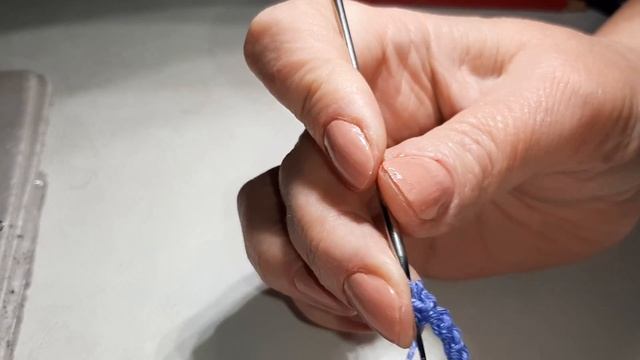 Вяжу шнур гусеничку для обвязки второго рукава. Ирландское кружево