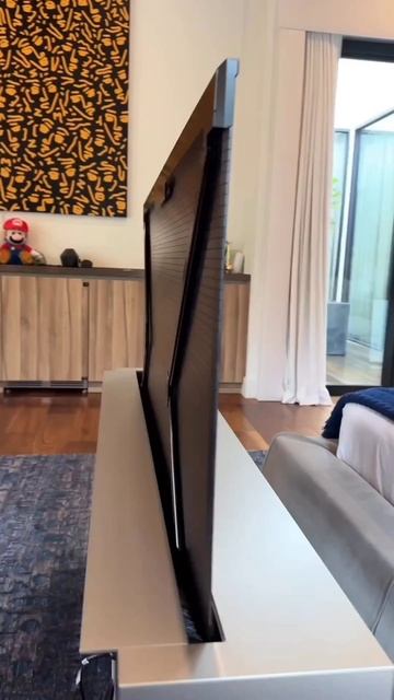 1793. Телевизор стоимостью в $100.000