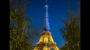 Этой ночью Эйфелеву башню «окрасили» в цвета украинского флага