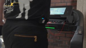 Константин Цзю тестирует беговую дорожку Proxima.