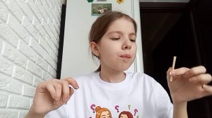 пробую маршмеллоу глаз и соломку с кислой пудрой