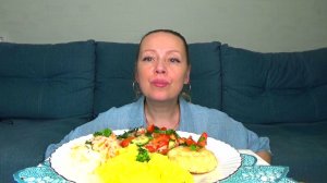 Мукбанг пюре с котлетой куриной рубленной, салат овощной, капуста квашенная. Еда вкуснота!