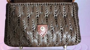 Узор Листики на пластиковой канве ротангом
