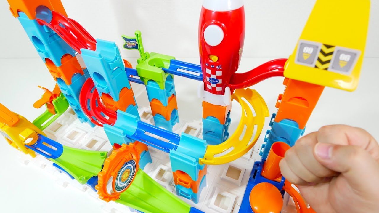 СТРОИМ ГОРКУ ДЛЯ ШАРИКОВ С РАКЕТОЙ КАТАЕМ ШАРИКИ ДЛЯ ДЕТЕЙ ДЕТСКИЙ КАНАЛ ИГРАЛКИ-ЗАЛИПАЛКИ