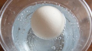 Как яйцо плавает в воде.