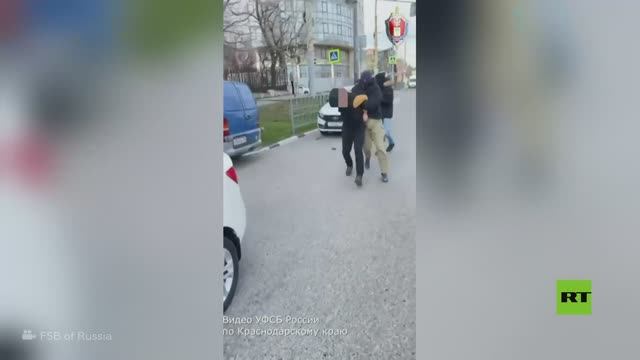 لحظة القبض على رجل كان يخطط لهجوم إرهابي في مطار عسكري بجنوب روسيا смотреть онлайн