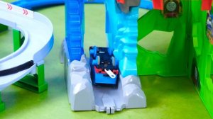 Поезда! Детская огромная железная дорога! Давай играть вместе!