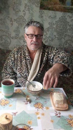 Кушаю вкусно овсяную кашку, бутерброд и чай