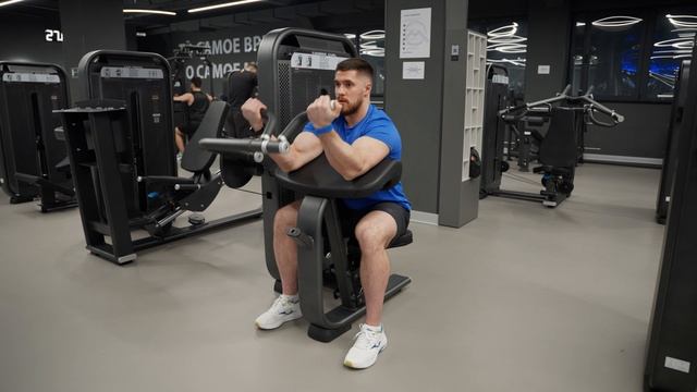 Тренажер E7030 Бицепс-машина сидя смотреть онлайн