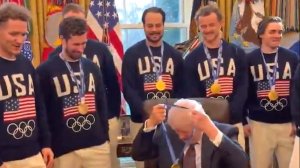 Трамп примерил золотую медаль ОИ и отказался возвращать