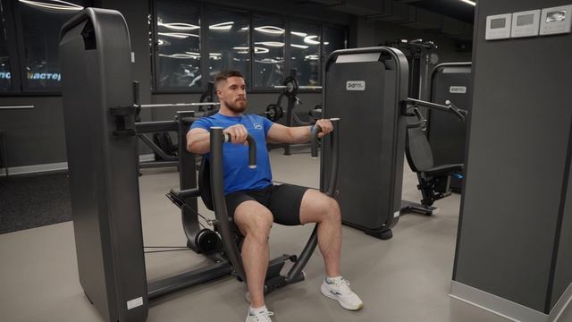 Тренажер E7008 Жим от груди вертикальный смотреть онлайн