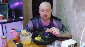 Мукбанг. Греча с яйцом в сковородке,капуста квашеная с горчичным маслом и с луком.