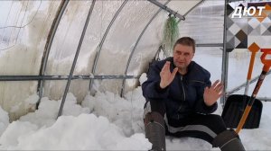 Раскидал снег в теплицу.Будни вдовца в отпуске..