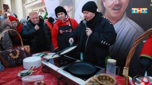 Сергей Бурунов печет блины на ВДНХ