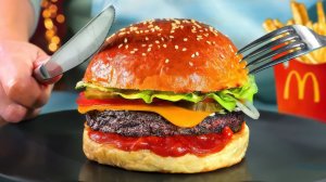 ЭТО ПЕРВЫЙ В МИРЕ БУРГЕР ИЗ ЧЕЛОВЕКА