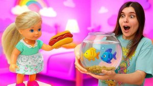 ШТЕФФИ ОТПУСТИЛА РЫБКУ В ВАННУ! 😱🐠 Маша СПАСАЕТ нового друга и покупает АКВАРИУМ! 🏡💖