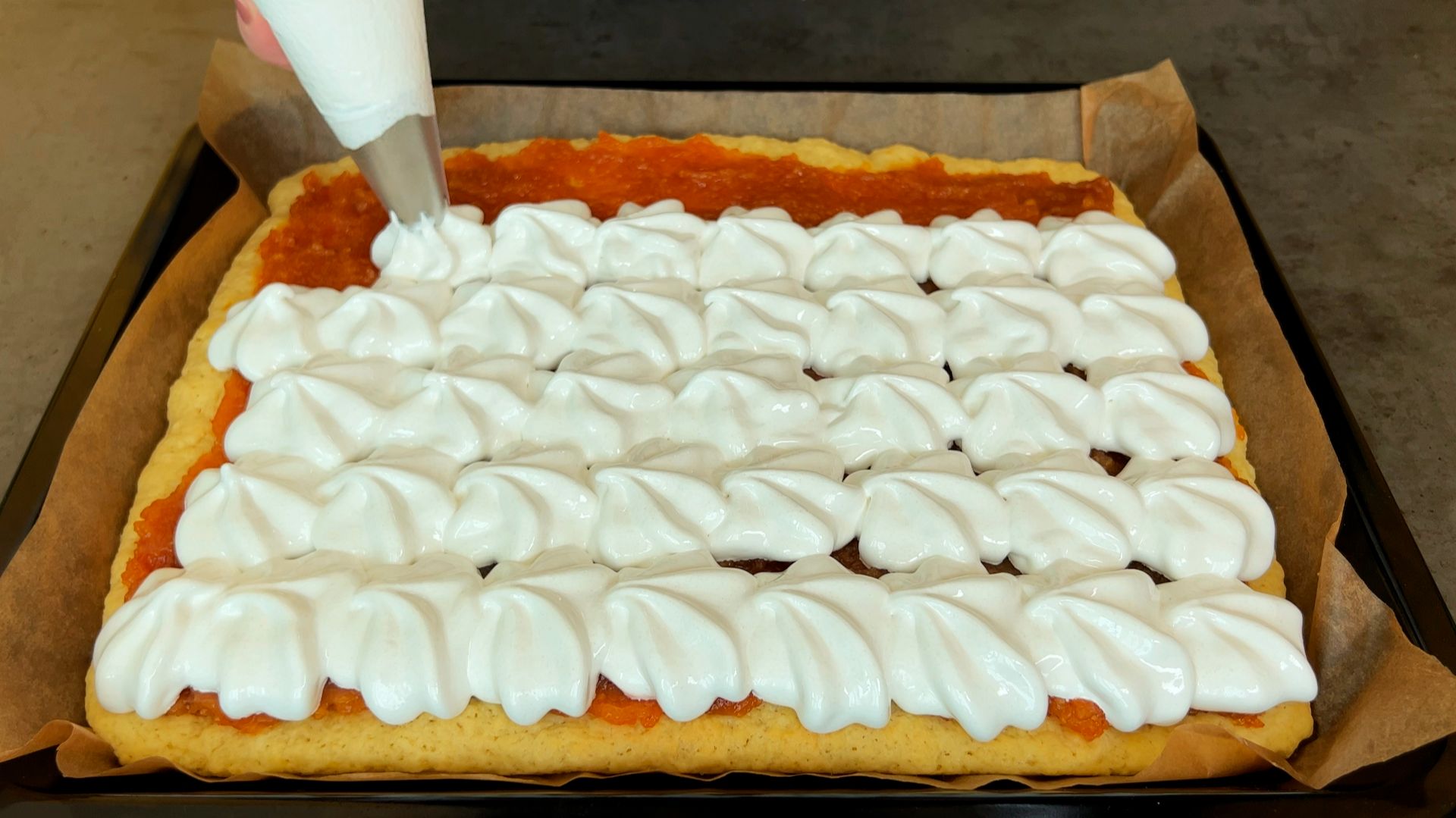 Желтки — в тесто, белки — сверху! Бесподобный пирог с джемом и меренгой за копейки смотреть онлайн