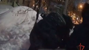 Застрявшую в сугробе девочку спасли сотрудники Росгвардии в Москве