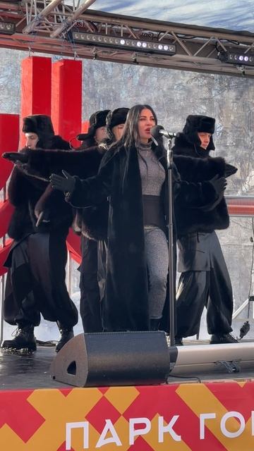 Очаровательная, яркая и харизматичная певица Милу на Масленице в Парке Горького. 