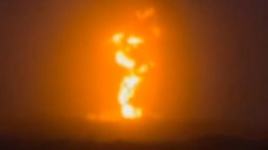 В Колумбии очевидцы засняли огненный столб после извержения грязевого вулкана