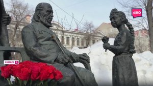 Возложение цветов к памятнику семье Аксаковых в Самаре