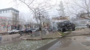 По улицам города.