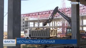 Рабочего придавило ковшом экскаватора на стройке в аэропорту Краснодара