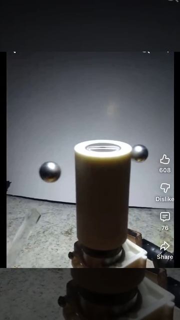 Вращающееся магнитное поле создает связанное состояние, в котором две смотреть онлайн