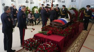 В Москве простились со старшим лейтенантом Денисом Братущенко