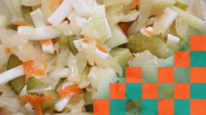 Салат из квашеной капусты с яблоком и сыром Чечил