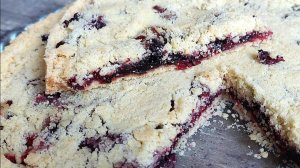Пирог крошка с брусникой и черникой. Нежная сочная начинка под хрустящей корочкой.
