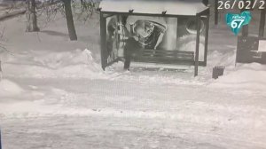 Подростки-вандалы раскурочили остановочный павильон в центре Смоленска