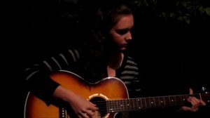 Песни под гитару - Забыть ее слова. Красивая девушка замечательно поёт