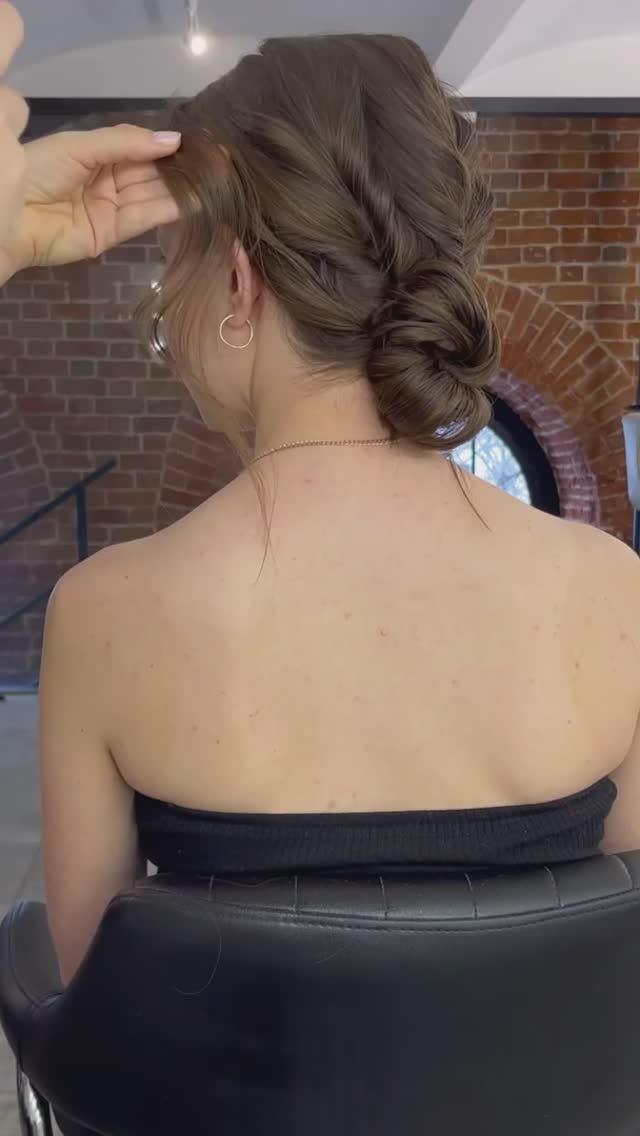 Простой красивый текстурный пучок на утюжок #прическа #укладка #волосы #локоны