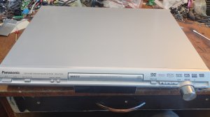 Домашний кинотеатр Panasonic SA-HT335 некорректно выдвигает лоток для диска