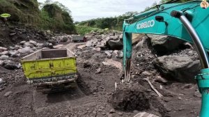 Строительство, экскаватор копает песок