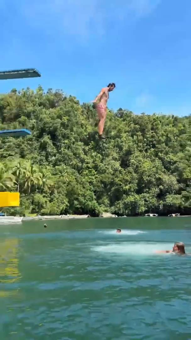 Пара прыгнула