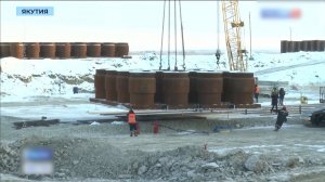 Строители укрепляют конструкцию коффердама главной опоры Ленского моста