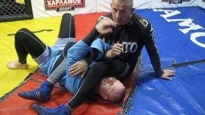 2017 год. Через воздействие на шею разрываем захват соперника на рычаге локтя.