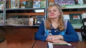 Читаю авторские стихи  на встрече " Год единства народов России"